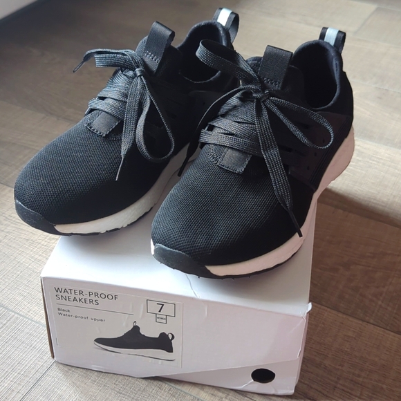 Loom waterproof black sneakers US 7/EU 38 - Picture 6 of 6